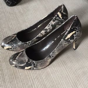 Banana Republic snake embossed pumps